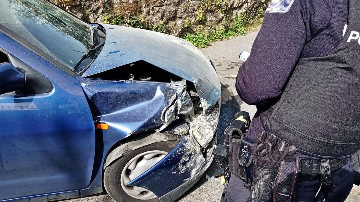 El coche siniestrado contra el muro de la casa.   | // POLICÍA LOCAL