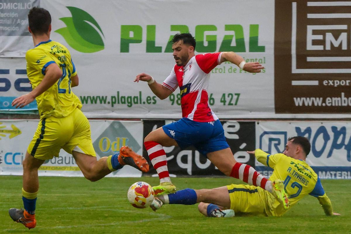 Las imágenes del derbi de O Salnés entre Arosa y Cambados en A Lomba