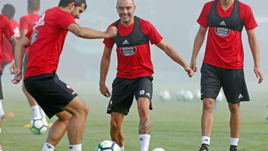 Señé, a la derecha, durante un entrenamiento del Celta. // Marta G. Brea