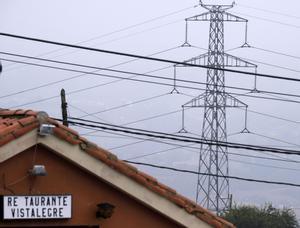 GRAF1831. OVIEDO, 13/08/2022.- Una torreta de la luz cercana a un restaurante en el Monte Naranco. La electricidad superará este sábado por segundo día consecutivo los 300 euros hasta alcanzar 303,73 euros el megavatio hora (MWh), de acuerdo con los resultados de la subasta en el mercado mayorista o pool y el ajuste a abonar tras el tope al gas para compensar a las centrales que usan esta materia. EFE/Paco Paredes