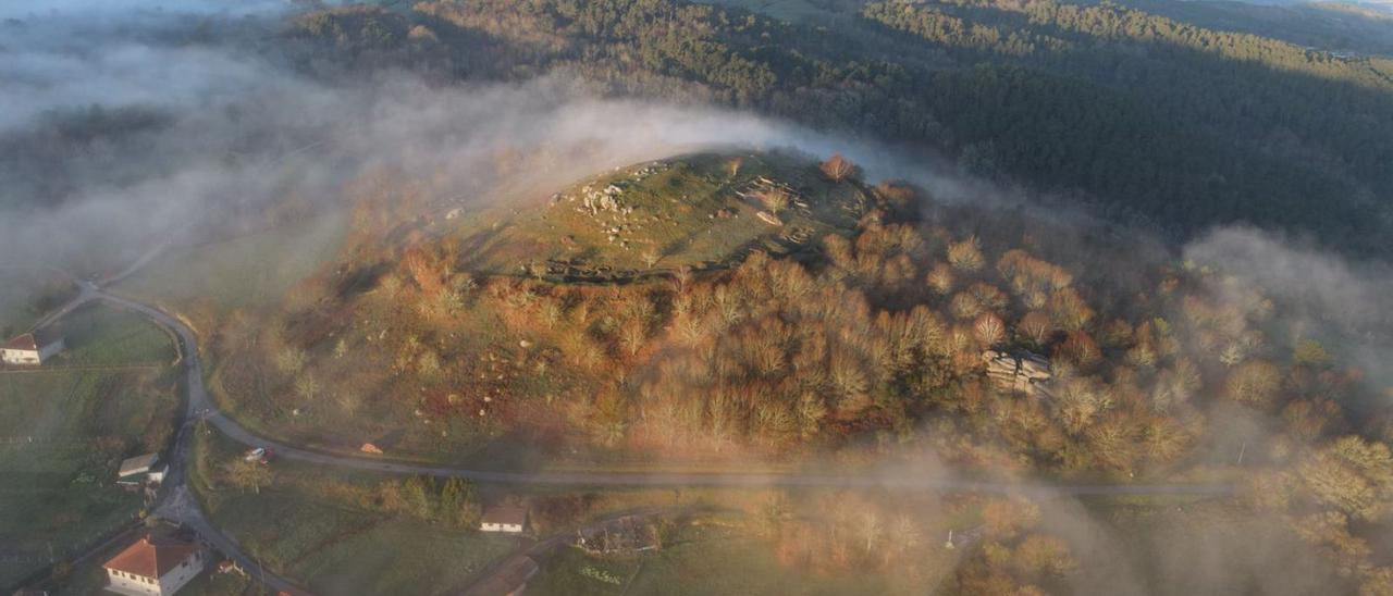 Vista de dron del emplazamiento del conjunto castrexo de Castromao en Celanova. |   // FDV