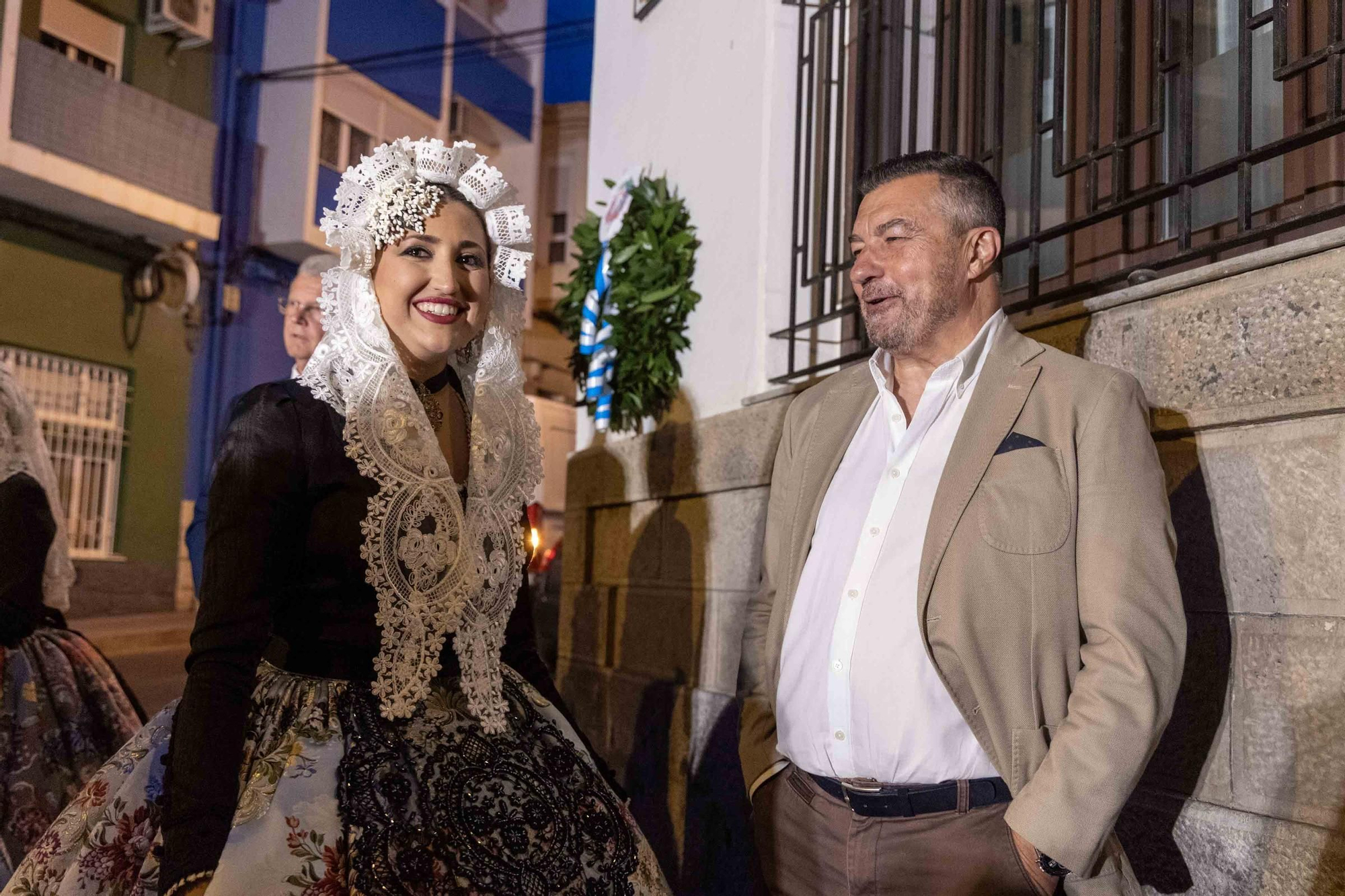 El homenaje al fundador de las Hogueras, José María Py, y el Festival de Bandas de Andrés Llorens iluminan una noche con olor a fiesta y pólvora