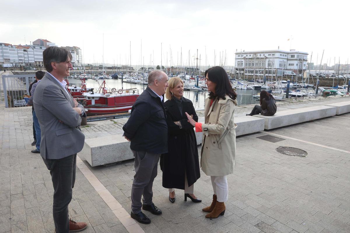 Recorrido por la Marina de Paula Prado, Miguel Lorenzo y la presidenta de la FEMP