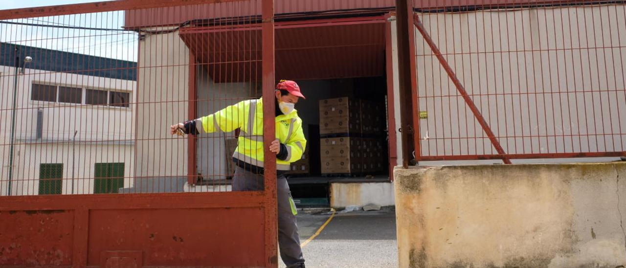 El empleado de una empresa de Elda cerrando las puertas por el coronavirus