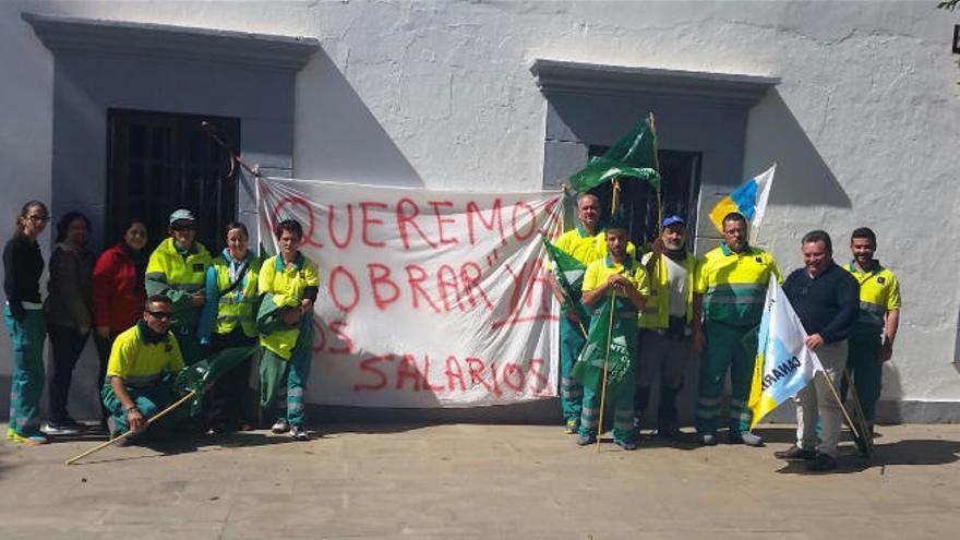 Los trabajadores de la limpieza de Antigua, en huelga indefinida