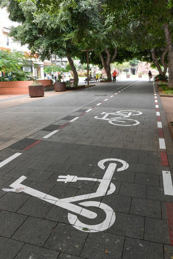 Señalización del 'carril bici-patinete' en la Avenida Mesa y López, en Las Palmas de Gran Canaria.