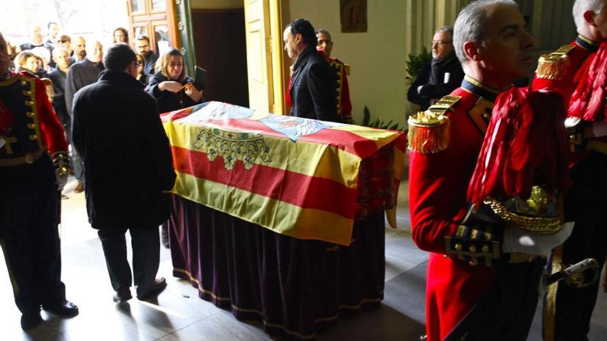 Anna Climent impone la insignia al féretro, entre David Abad y Màrius ivorra y con los Policías Locales de gala