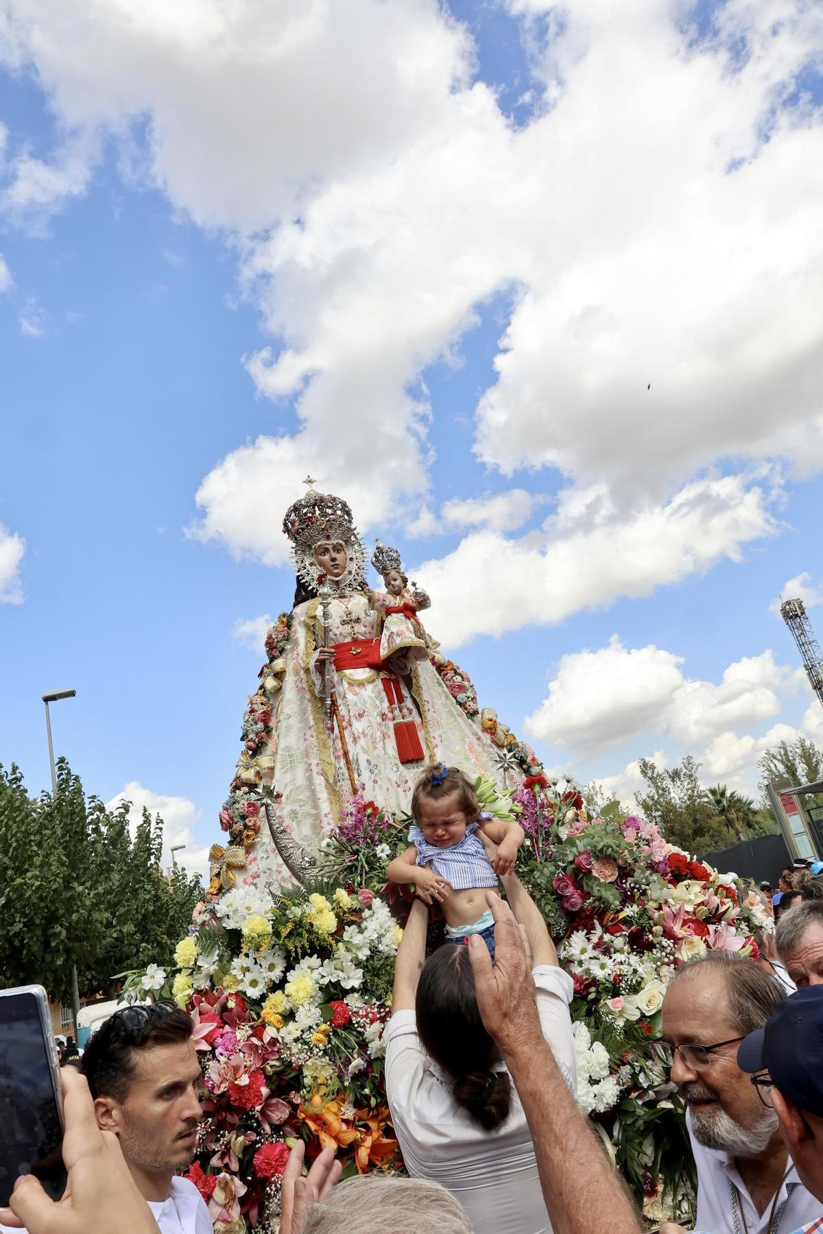 Una madre enseña a su pequeña a la Fuensanta.