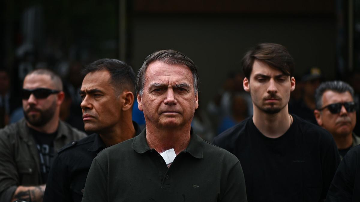 El expresidente de Brasil, Jair Bolsonaro, sale del hospital DF Star tras someterse a un procedimiento médico el pasado 14 de septiembre.
