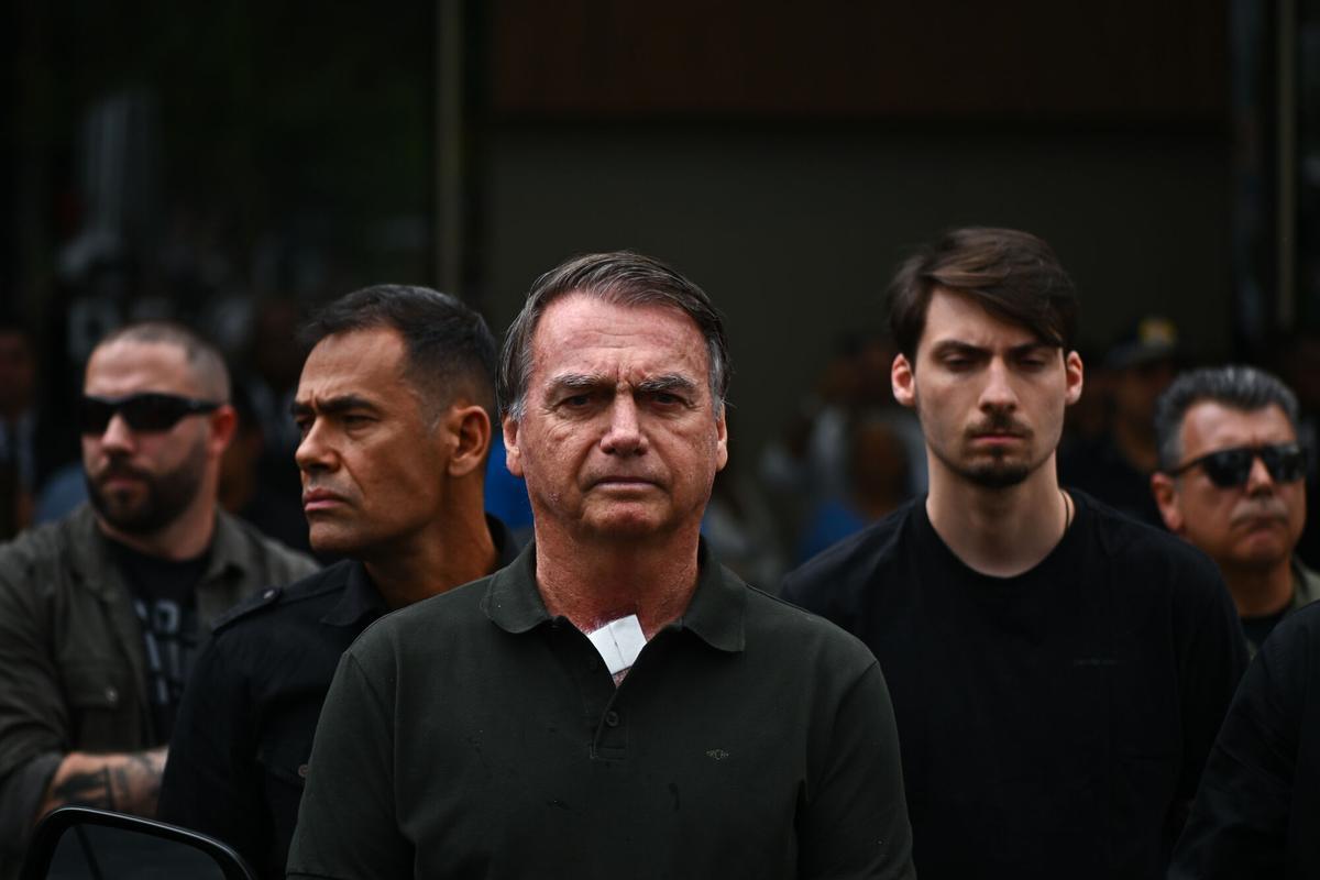 El expresidente de Brasil, Jair Bolsonaro, sale del hospital DF Star tras someterse a un procedimiento médico el pasado 14 de septiembre.