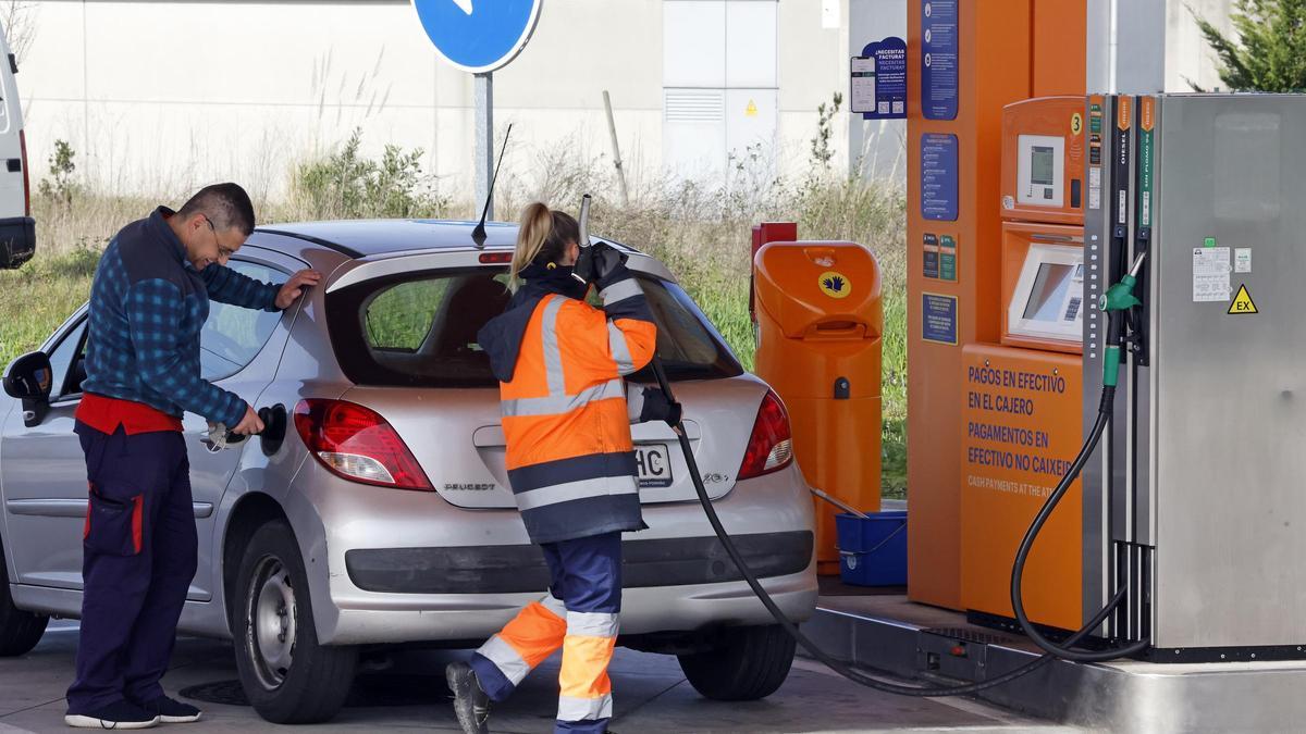 Un conductor acaba de repostar en una gasolinera «low cost» de Vigo.