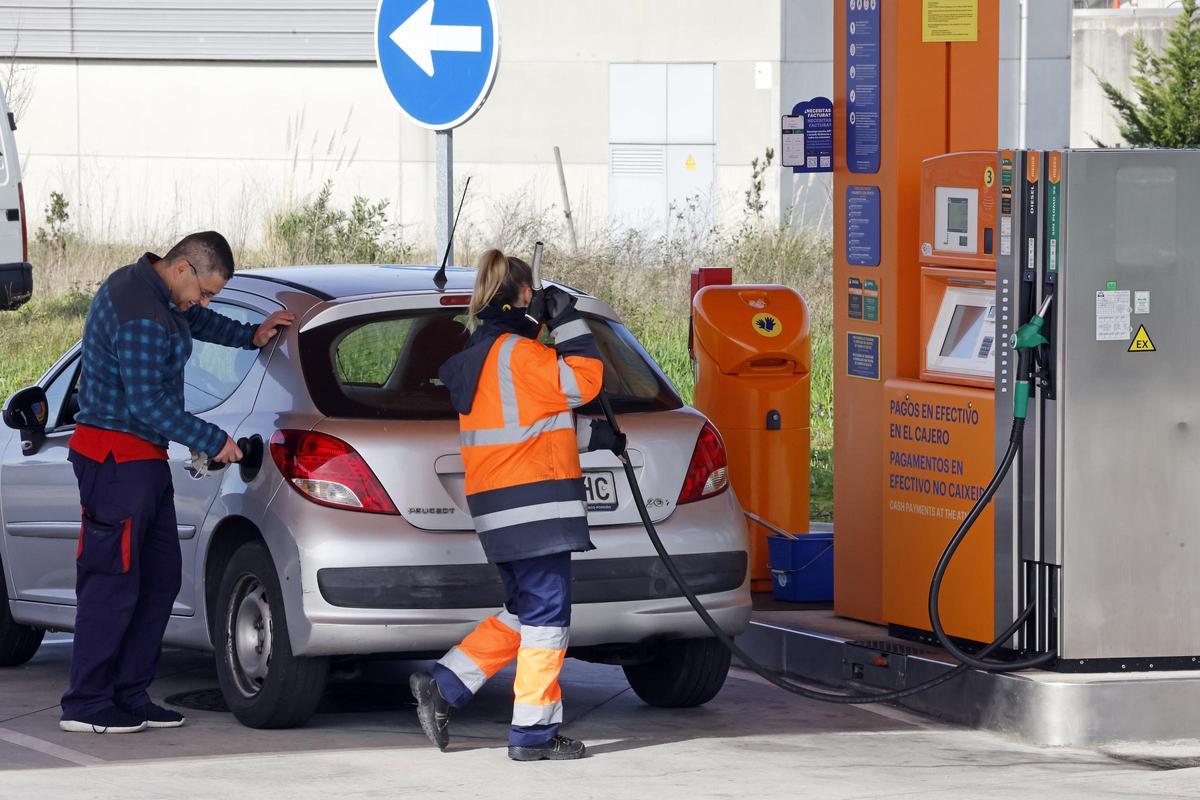 Un conductor acaba de repostar en una gasolinera «low cost» de Vigo.