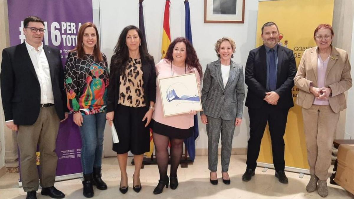 Ana María del Ojo posa con el premio junto a Aina Calvo. |