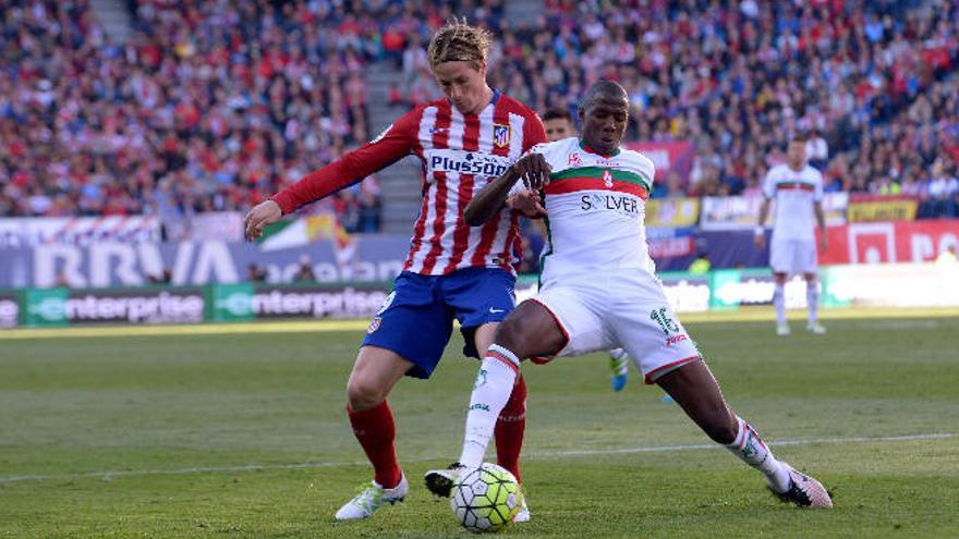 Fernando Torres disputa un balón con Abdoulaye Doucouré.