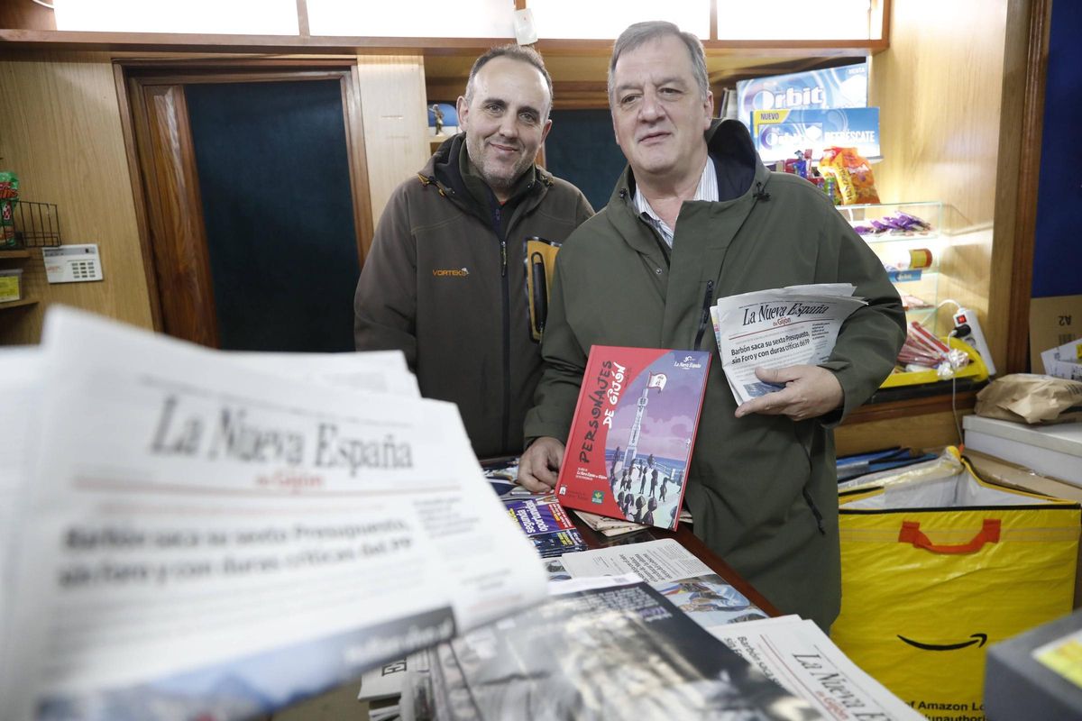 Ignacio González, a la izquierda, y Javier Rodríguez, en el establecimiento ubicado junto a la plaza de Italia, con el libro.