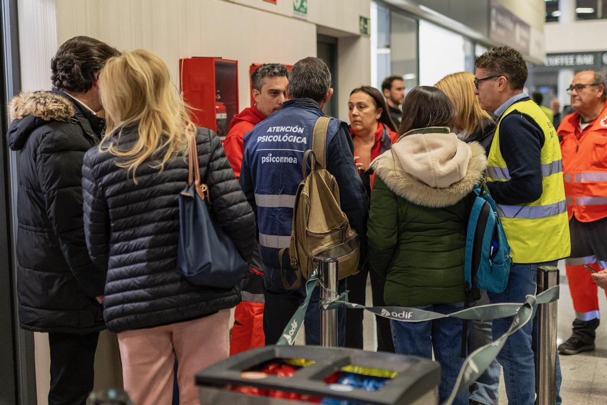 Familiares de las víctimas del descarrilamiento de trenes en Adamuz, en la estación de Huelva