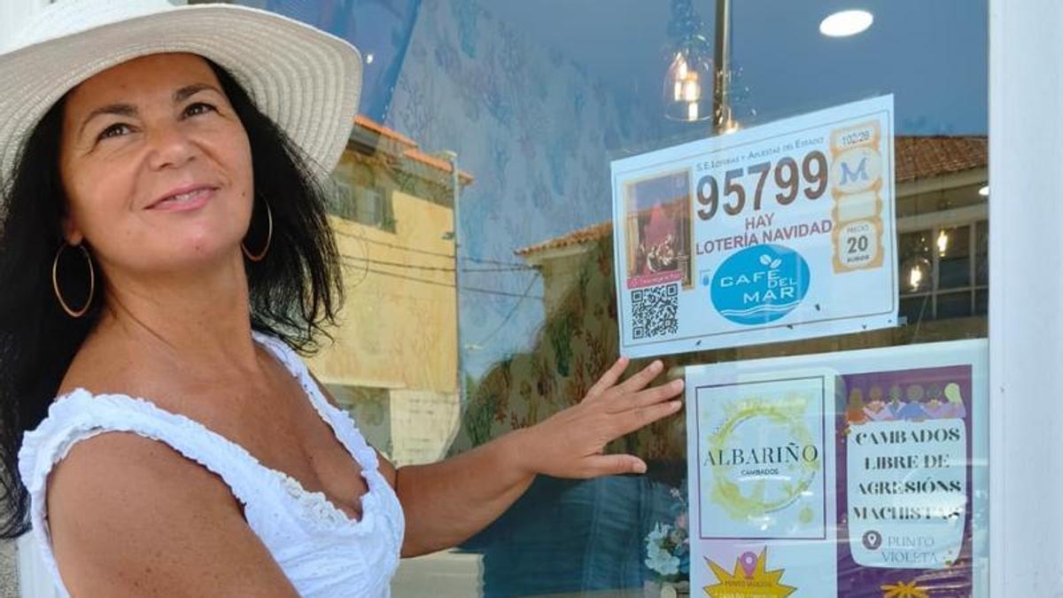 La concejala con uno de los carteles.