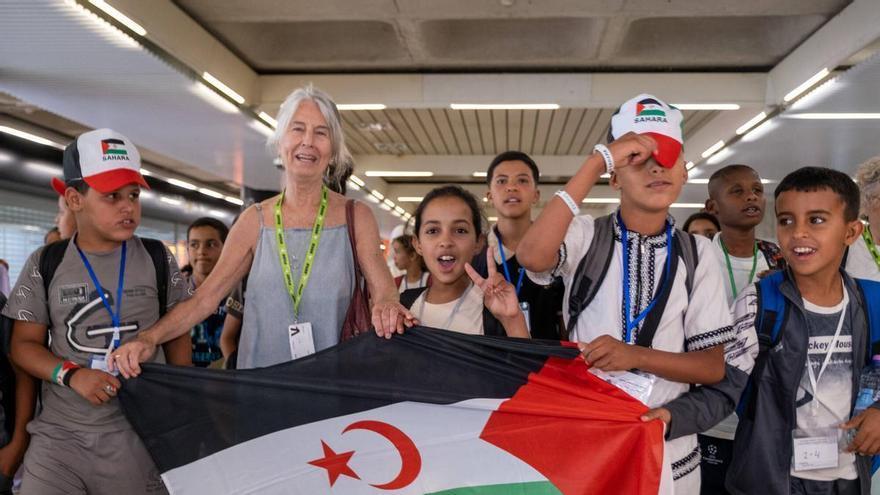 Aterrizan alrededor de 30 niños y niñas saharauis de acogida a Mallorca: "Cuando hemos visto llegar a Salma, no he podido contenerme"