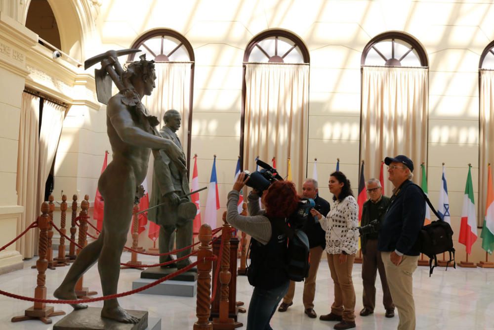 Esculturas del Marqués de Larios y la Alegoría al trabajo tras su restauración.
