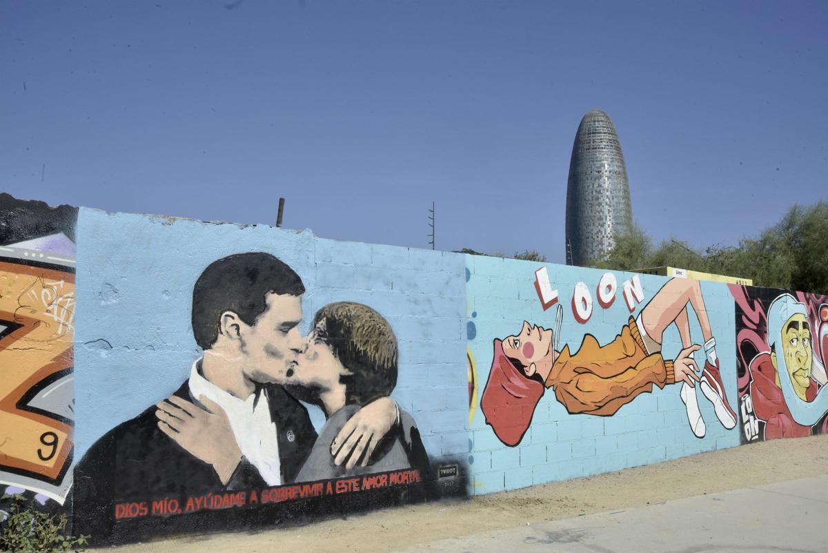 El artista Tvboy pinta el beso entre Sánchez y Puigdemont en el parque de Glòries de Barcelona. El artista Tvboy pinta el beso entre Sánchez y Puigdemont en el parque de Glòries de Barcelona.