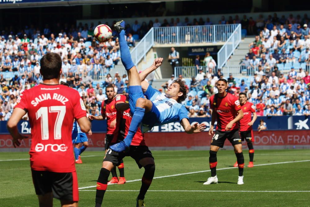 Un tanto de Leo Suárez a cinco minutos del final le da la victoria y los tres puntos al RCD Mallorca en su visita a La Rosaleda, en un duelo de aspirantes al ascenso a Primera División que comenzaban la jornada empatados a puntos.