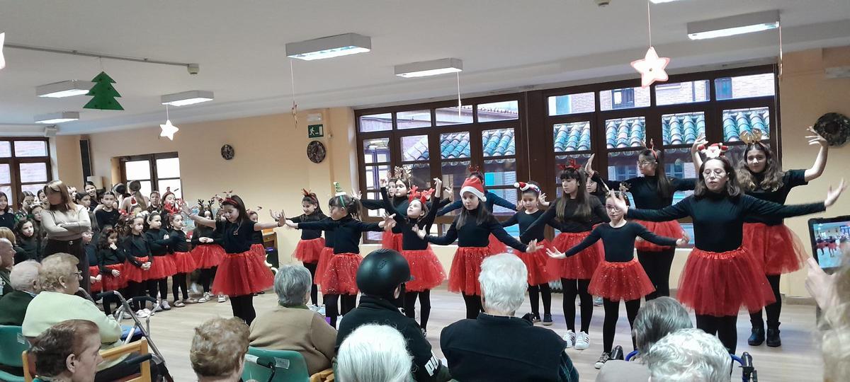 GALERÍA | Las alumnas de Sandra Iglesias bailan para los "abuelos" de la residencia Virgen del Canto de Toro GALERÍA | Las alumnas de Sandra Iglesias bailan para los "abuelos" de la residencia Virgen del Canto de Toro