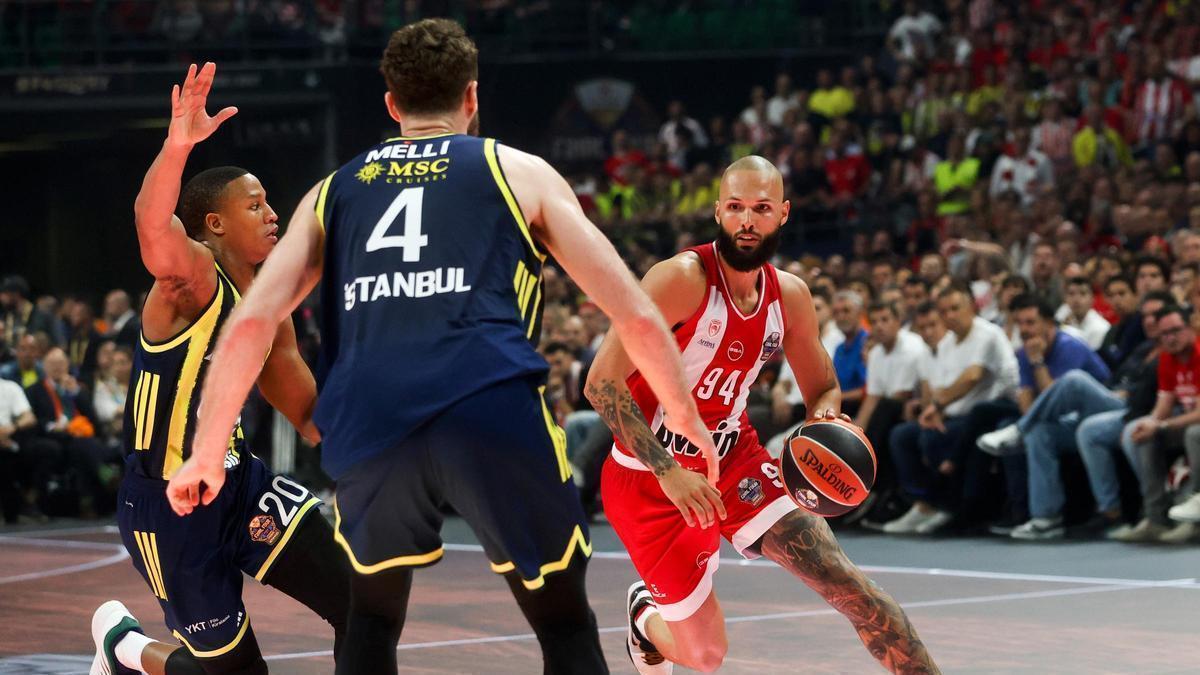 Evan Fournier, el autor del triple que cerró el partido entre Olympiacos y Fenerbahce.