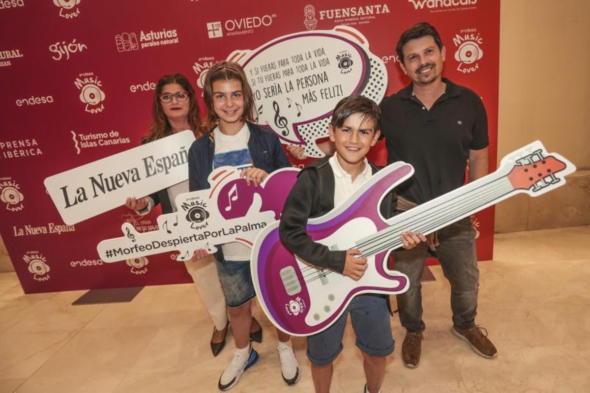 Por la izquierda, María José Suárez, Pelayo Rodríguez, Asier Pereira y su padre Mario Pereira. | Irma Collín