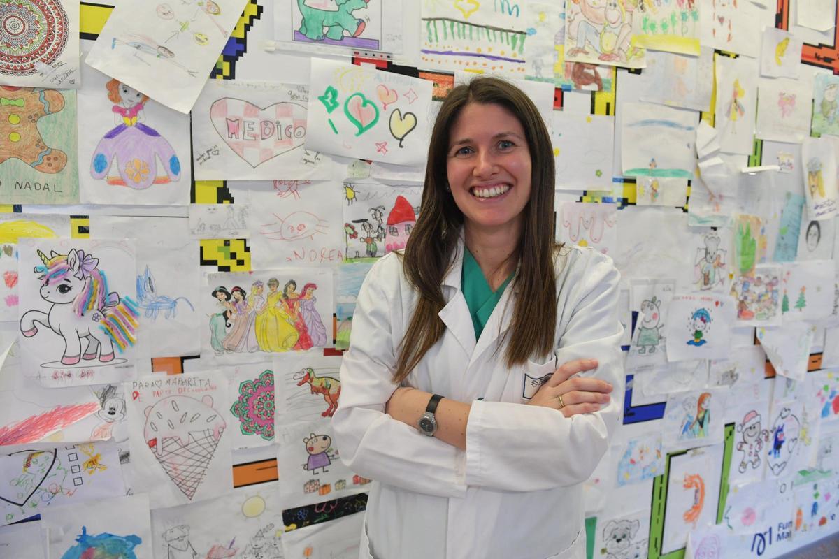 La doctora Paula Buyo, ante dibujos realizados por pacientes, en el Hospital de Día del Materno (Chuac).