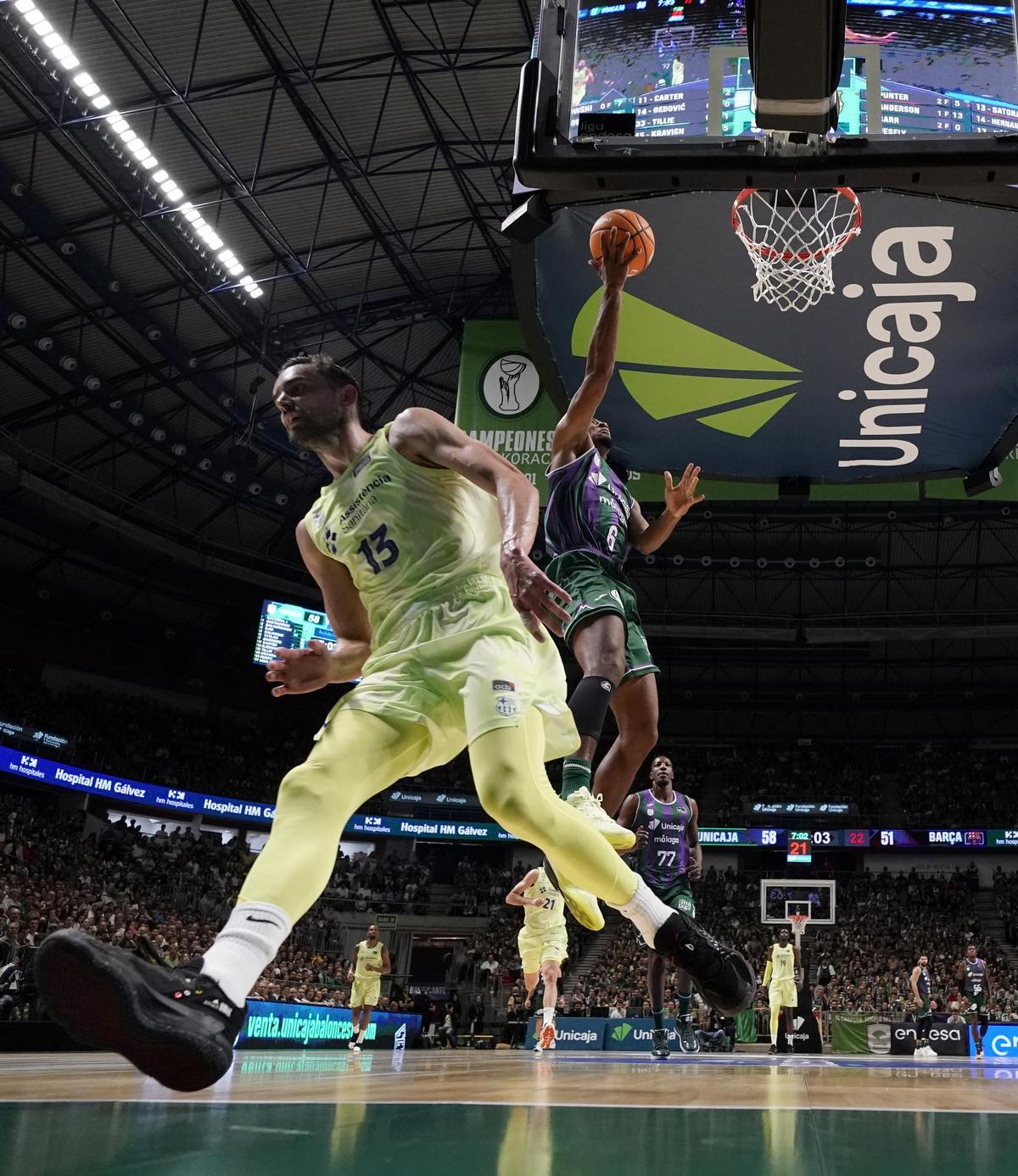 Kameron Taylor anota ante Satoransky.