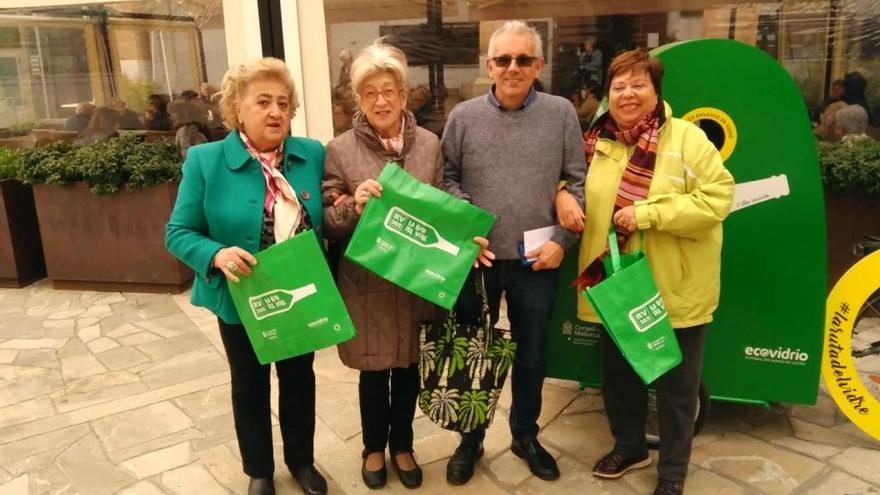 Paco Verdejo con algunas amas de casa interesadas en la campaña de reciclaje