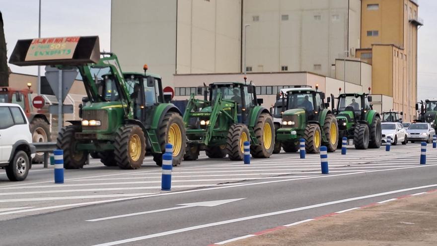 Tractors arriben al punt de trobada de la protesta de pagesos de la Catalunya central