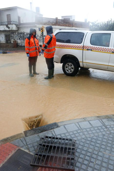 De nuevo, como a comienzos de año, el distrito de Campanillas ha sido el mas castigado por la acumulación de agua, desbordándose arroyos y anegándose muchas de sus calles.