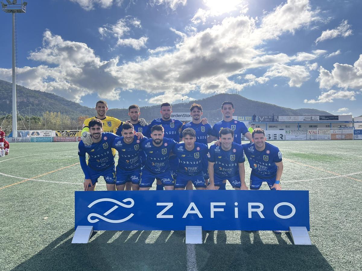 Los jugadores del Andratx posan en el derbi ante la SD Ibiza en Sa Plana