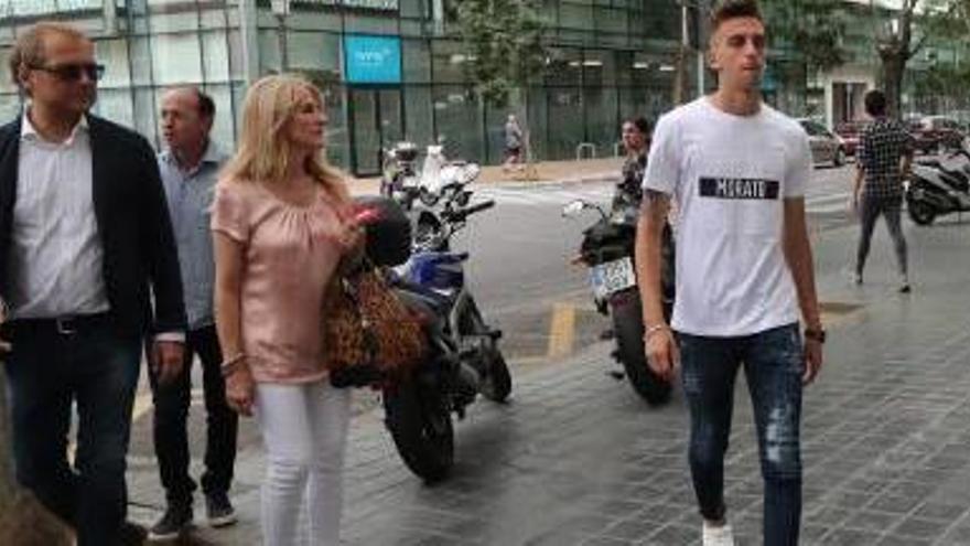 Alberto Toldrá y Álex Centelles, ayer antes de entrar a la sede del club.