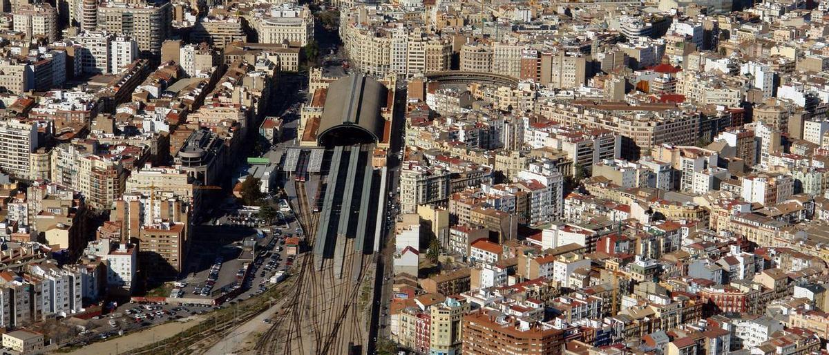 La playa de vías y la Estación del Norte junta a la cual se construirá la futura Estación Central, en una imagen de archivo