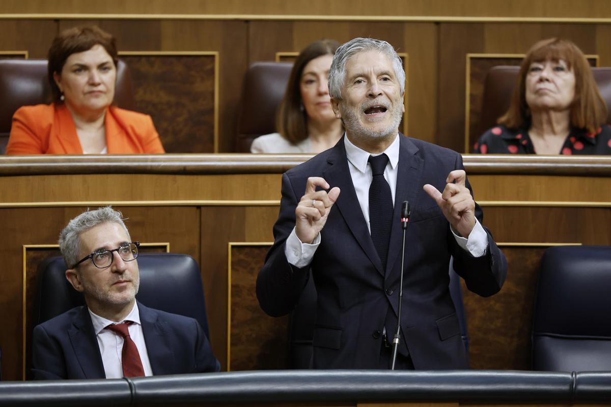 El ministro del Interior, Fernando Grande-Marlaska, interviene durante la sesión de control al Gobierno celebrada este miércoles en el Congreso de los Diputados.