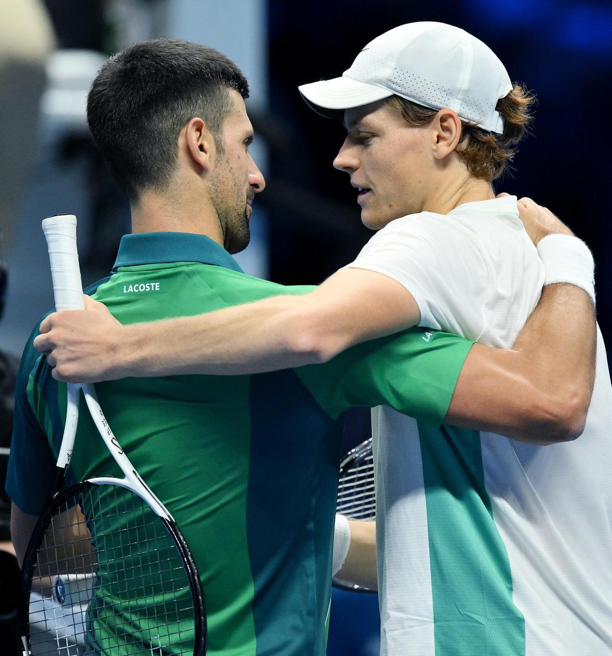 Djokovic y Sinner se saludan tras su partido en la fase de grupos de las Finales ATP de Turín.