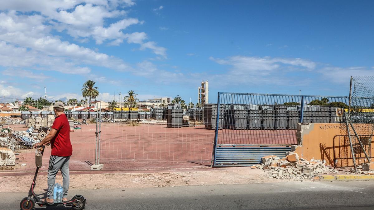 Solar en el que se va a montar el Colegio Público Número 14 de Torrevieja en prefabricadas y que acoge ahora el nuevo material de la recogida de basuras