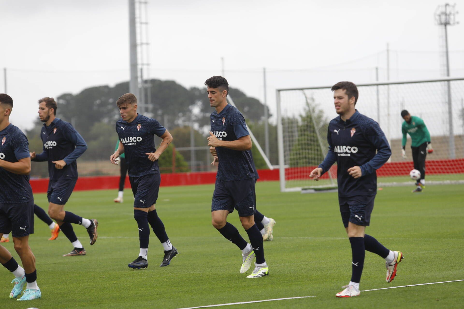 El entrenamiento del Sporting antes de su debut liguero en El Molinón, en imágenes