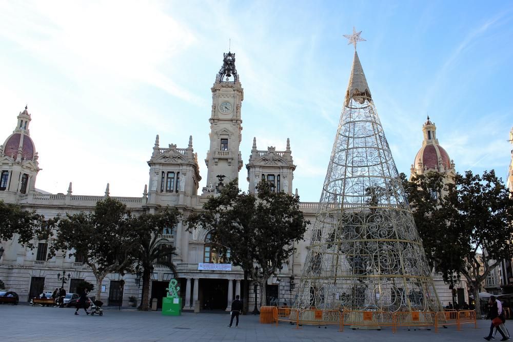 Montaje del árbol de navidad del ayuntamiento