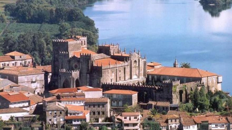 Vista del casco histórico de Tui, presidido por la catedral, con el río Miño al fondo.  // E.G.