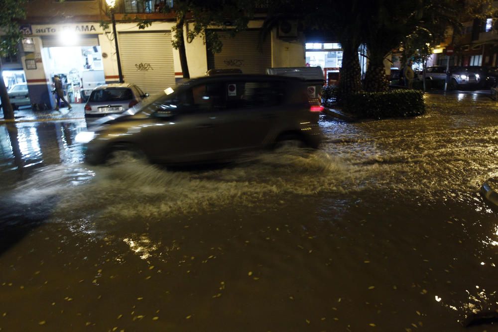 La calle Pio IX junto a la Rambleta, inundada