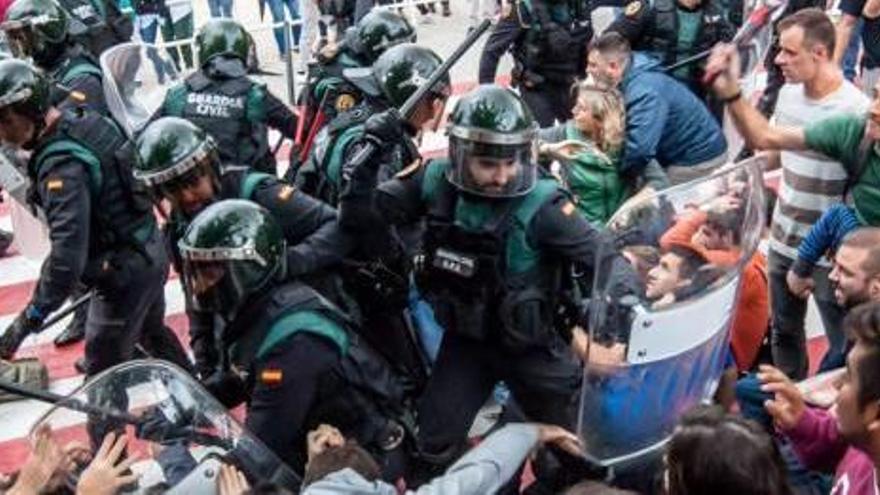 Cops de porra dels guàrdies civils contra la multitud congregada davant l&#039;escola La Roureda, l&#039;1-O passat