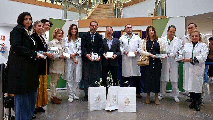 Los pacientes del Clínico reciben la visita de la cofradía de la Archicofradía del Paso y la Esperanza