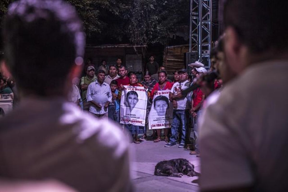 A Tixtla algunes mares, com és el cas de Metodia Carrillo, porten les fotos dels seus fills desapareguts.