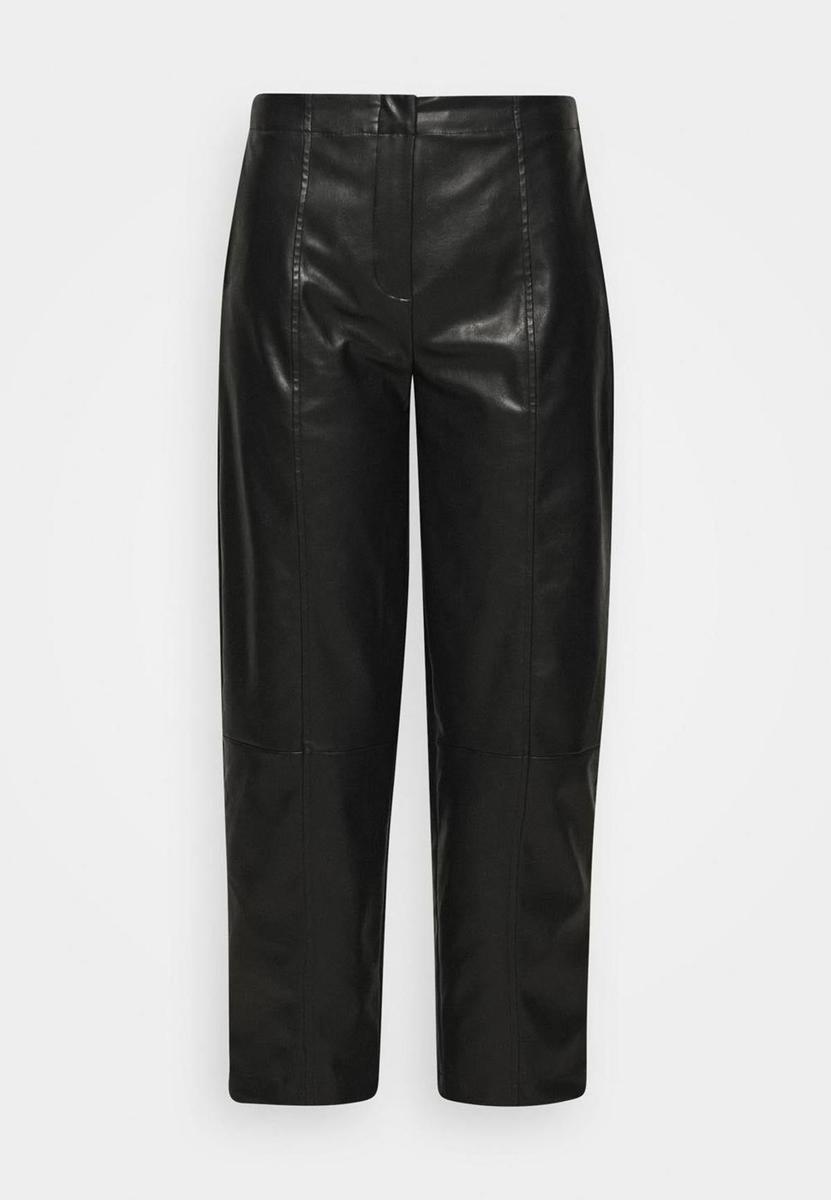 Pantalón negro efecto piel de Designers Remix a la venta en Zalando. (Precio: 199,95 euros)