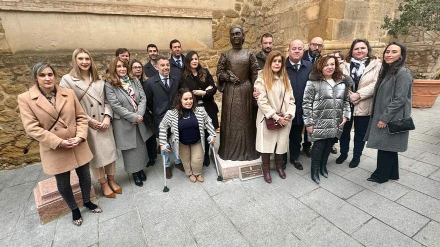 ¿Qué hace una escultura de sello zamorano en Antequera?