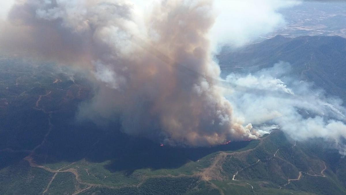 Imagen aérea del incendio en la mañana de este viernes