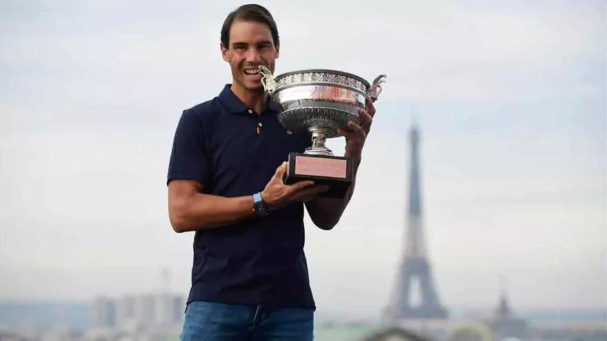 Nadal posa con su decimotercer trofeo de Roland Garros